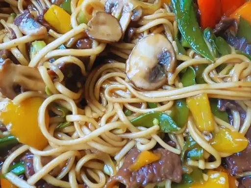 Pyszny makaron udon z wołowiną, grzybami i kolorową papryką. Idealny przepis na szybki obiad.