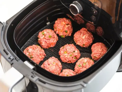 Pyszne klopsiki gotowe do pieczenia w air fryerze. Idealne na szybki obiad, odkryj nowe air fryer przepisy obiad.