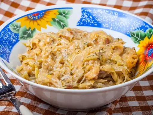 Młoda kapusta z koperkiem, jak u babci. Pyszny, domowy przepis na danie, które zawsze smakuje wyśmienicie.