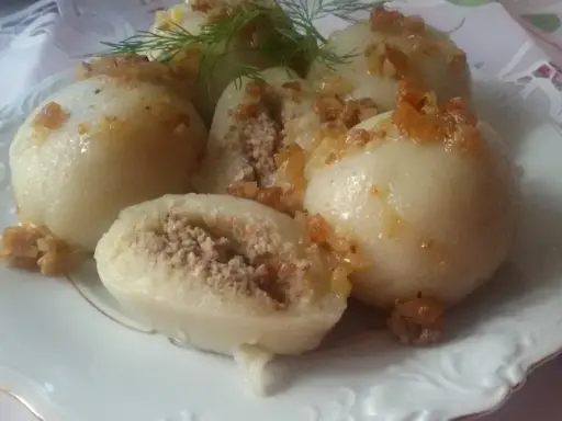 Pyzy z mięsem, przepis Siostry Anieli, gotowe do podania. Pyszne, domowe danie, które zachwyci każdego.