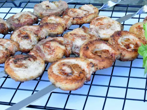 Soczysty boczek na szaszłykach, idealny do grillowania. Marynata do boczku na grilla sprawia, że mięso jest kruche i aromatyczne.