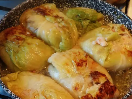 Gołąbki w sosie, idealne na przepis na gołąbki na 1kg mięsa. Danie wygląda apetycznie i jest gotowe do podania.