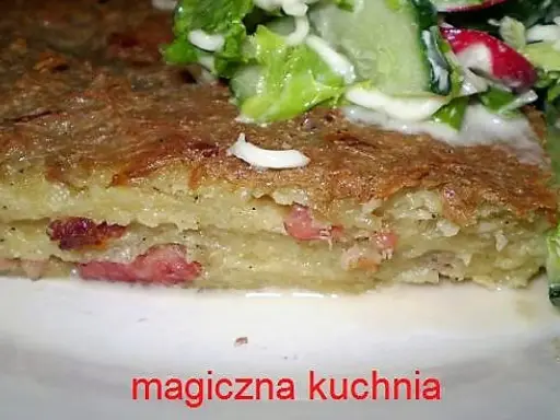 Pyszny kartoflak z boczkiem, podany z sałatką ze świeżych warzyw.