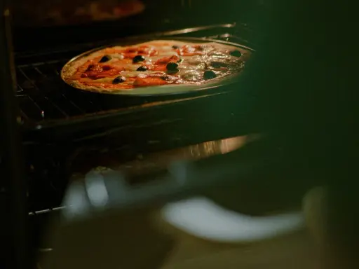 Jak długo piec pizzę, aby uniknąć przypalenia i niedopiekania?