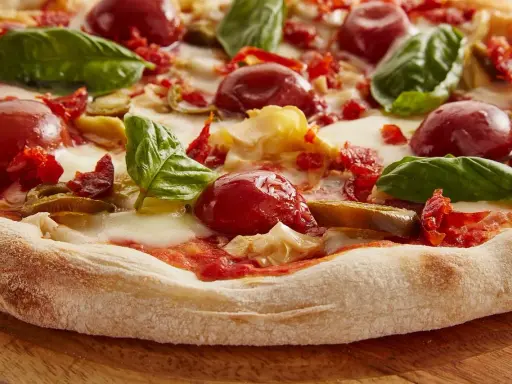 Pyszna pizza włoska z pomidorkami, mozzarellą i bazylią. Idealny przepis na domową ucztę.