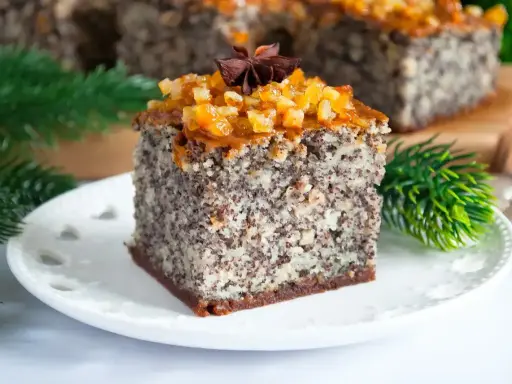 Pyszny makowiec z jabłkami z gotowej masy makowej, udekorowany kandyzowaną skórką pomarańczową i anyżem.