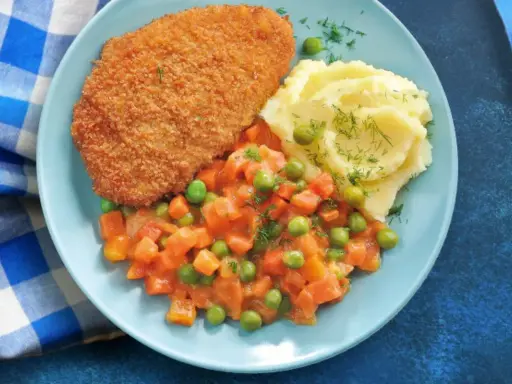 Idealne danie co na sobotni obiad: panierowany kotlet, puree ziemniaczane z koperkiem i warzywa w sosie.