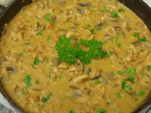 Pyszny strogonow drobiowy - łatwy przepis na aromatyczne danie