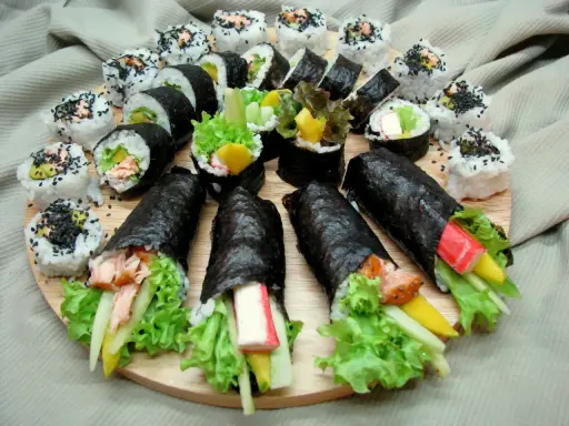 Talerz pełen pyszności: sushi z łososiem, awokado, krabem i warzywami. Idealne na co do sushi.