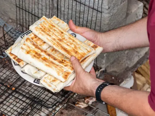 Talerz pełen pysznego, grillowanego kebab w picie, gotowy do podania.