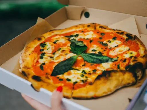 Ile kalorii ma mała pizza? Zaskakujące różnice w kaloryczności