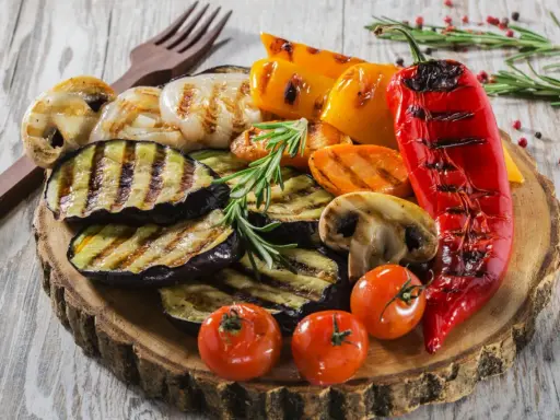 Grillowane warzywa: bakłażan, papryka, pieczarki, pomidorki. Idealne na co na grilla tanio i zdrowo.