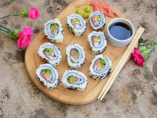 California sushi z łososiem i awokado, posypane czarnym sezamem, podane z sosem sojowym i wasabi.