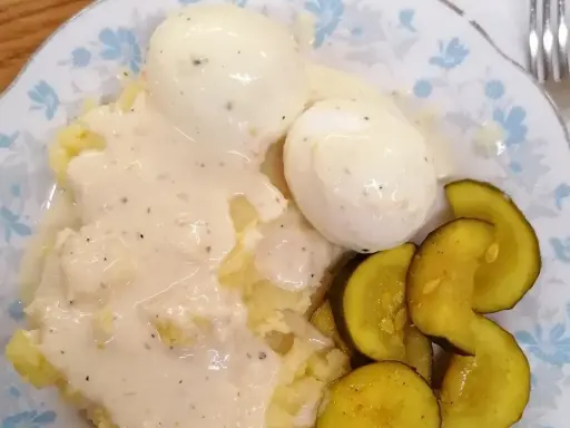Stare przepisy na obiad: ziemniaki z jajkami w sosie i ogórki kiszone. Klasyka domowej kuchni.
