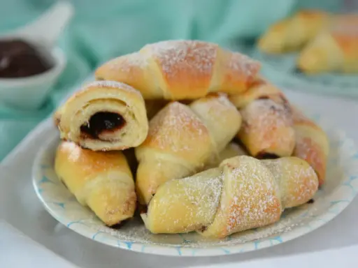 Rogaliki drożdżowe z czekoladą, posypane cukrem pudrem. Smak dzieciństwa, jak u babci!