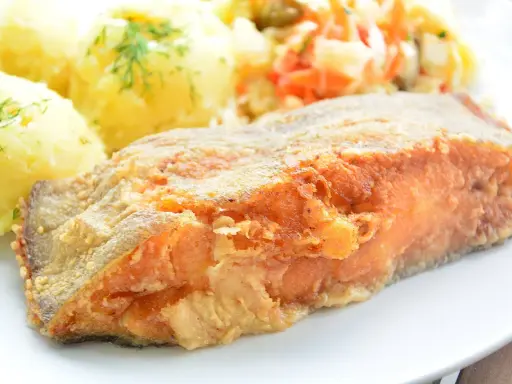 Chrupiący halibut smażony na złoto, podany z purée ziemniaczanym i surówką. Pyszny obiad gotowy!