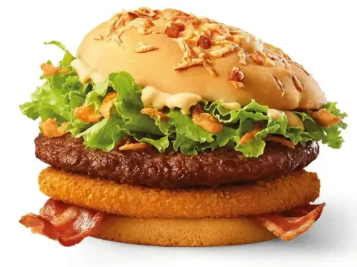 Apetyczny burger drwala z chrupiącym plackiem cebulowym, soczystą wołowiną, chrupiącym boczkiem i świeżą sałatą.