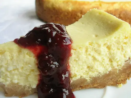 Pyszne ciasto z serka wiejskiego, kremowe i puszyste, polane gęstym, wiśniowym musem. Idealne na deser.