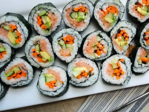 Gotowe rolki sushi z łososiem, awokado, ogórkiem i marchewką. Idealne, by zacząć przygodę, jak zrobić sushi!
