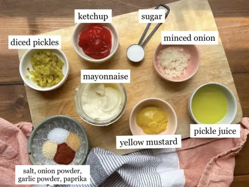 Składniki do sosu big mac: majonez, ketchup, musztarda, cukier, cebula, ogórek, przyprawy i sok z ogórków.