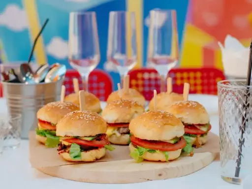Mini burgery gdzie kupić? Na przyjęciu, gdzie serwują te pyszne, małe kanapeczki z soczystym mięsem i świeżymi warzywami.