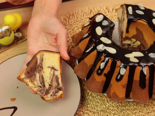 Pyszna babka marmurkowa z polewą czekoladową i migdałami. Idealna na wielkanocny stół, zgodnie z przepisem na babkę marmurkową.