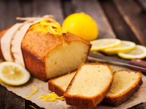Babka piaskowa przepis babci. Puszysty, cytrynowy keks z kandyzowaną skórką, podany z plasterkami cytryny.