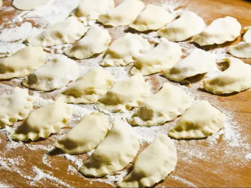Gotowe do gotowania pierogi z serem, jak z przepisu na pierogi z serem Magdy Gessler. Idealne na rodzinny obiad.