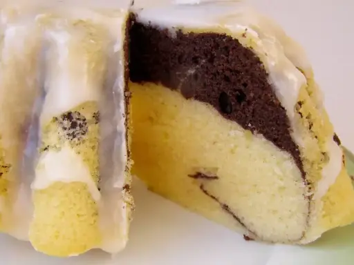 Wilgotna babka marmurkowa z lukrem. Idealny przepis na domowe ciasto.