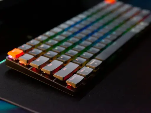 Ewolucja klawiatur gamingowych: od tęczowego RGB do inteligentnych sterowań