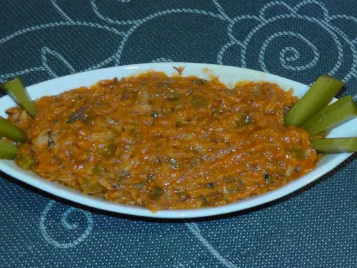 Pyszna pasta z makreli w pomidorach, podana z ogórkami konserwowymi. Idealna na kanapki.