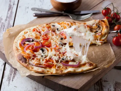 Ciągnący się ser z pizzy 32 cm z pomidorkami i cebulą. Zastanawiasz się, ile kcal ma pizza 32 cm?