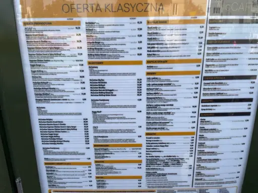 Menu McDonald's z cenami. Big Mac kosztuje 17,50 zł. Dostępne są zestawy, napoje, desery i kawa.