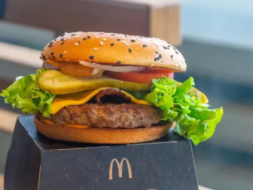 Ile kosztuje hamburger w Mc? Ceny w różnych miastach Polski