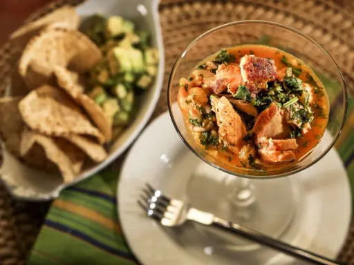 Pyszne ceviche z łososiem w kieliszku, obok miseczka z awokado i chipsami. Idealne na letni obiad.
