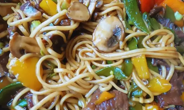 Pyszny makaron udon z wołowiną, grzybami i kolorową papryką. Idealny przepis na szybki obiad.