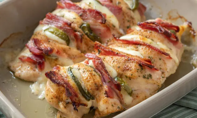 Pieczony filet z kurczaka zawinięty w boczek z serem i papryczką jalapeno. Pyszny filet z kurczaka na obiad inaczej, wprost z naczynia żaroodpornego.