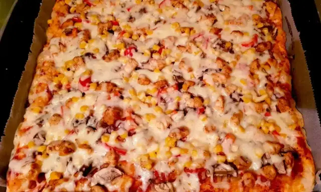 Pyszna pizza z kurczakiem i kukurydzą, idealna na szybki obiad. Gdzie kupić ciasto na pizzę? W każdym supermarkecie!
