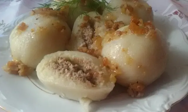 Pyzy z mięsem, przepis Siostry Anieli, gotowe do podania. Pyszne, domowe danie, które zachwyci każdego.