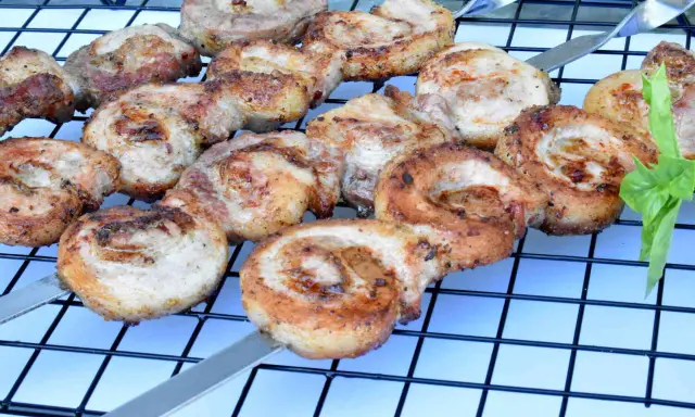 Soczysty boczek na szaszłykach, idealny do grillowania. Marynata do boczku na grilla sprawia, że mięso jest kruche i aromatyczne.
