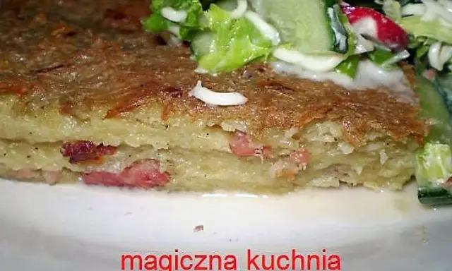 Pyszny kartoflak z boczkiem, podany z sałatką ze świeżych warzyw.