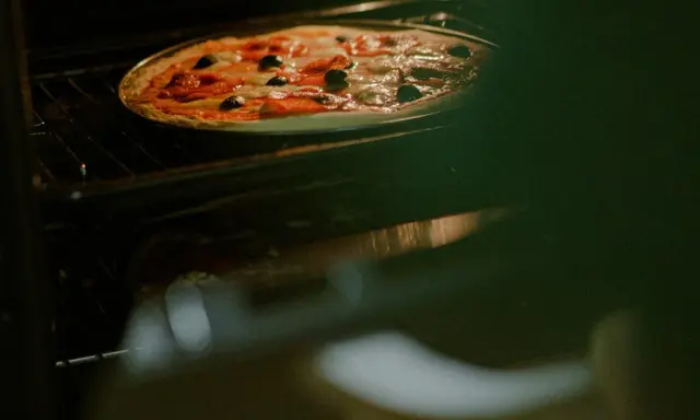 Jak długo piec pizzę, aby uniknąć przypalenia i niedopiekania?