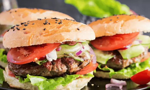 Jak idealnie piec burgery wołowe w piekarniku, aby były soczyste