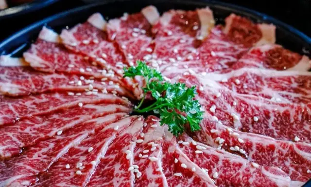 Wołowina Wagyu: Dlaczego to mięso jest tak wyjątkowe i drogie?