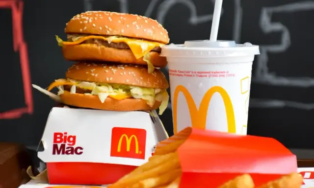 Dwa Big Maci, frytki i napój. Zastanawiasz się, ile kcal ma burger z burgerowni?