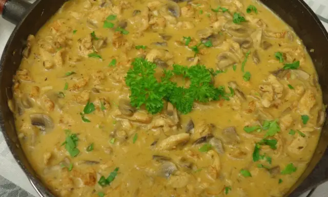 Pyszny strogonow drobiowy - łatwy przepis na aromatyczne danie
