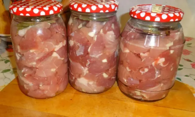 Trzy słoiki z mięsem na gulasz, gotowe do pasteryzacji. Zastanawiasz się, jak długo pasteryzować gulasz w słoiku?