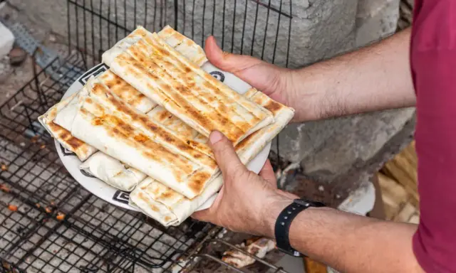 Talerz pełen pysznego, grillowanego kebab w picie, gotowy do podania.