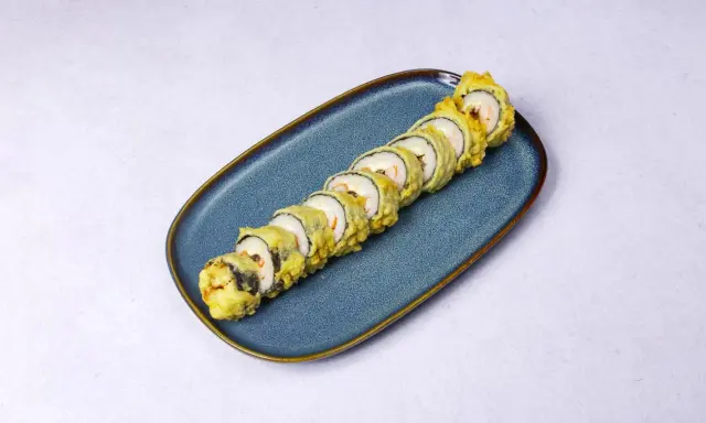 Roladki sushi w panierce tempura, idealne do domowego przepisu. Chrupiące i pyszne!