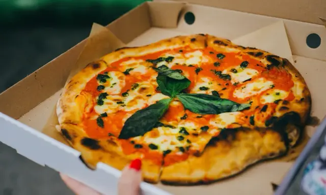 Ile kalorii ma mała pizza? Zaskakujące różnice w kaloryczności